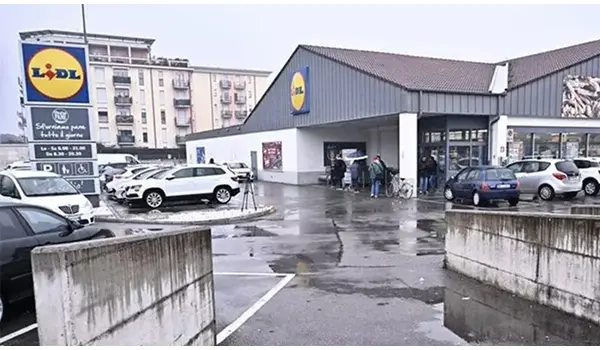 Seriate, lite coniugale finisce in tragedia: donna accoltellata dal marito nel parcheggio del supermercato