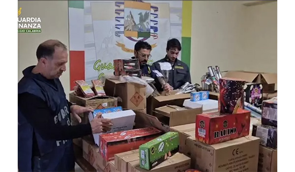 Maxi sequestro di fuochi illegali a Reggio Calabria: 3,5 tonnellate sottratte al mercato nero