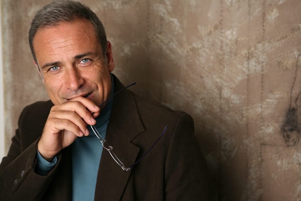 Enzo De Caro tra musica e parole porta in scena un Renato Carosone inedito domani al Teatro Politeama di Catanzaro