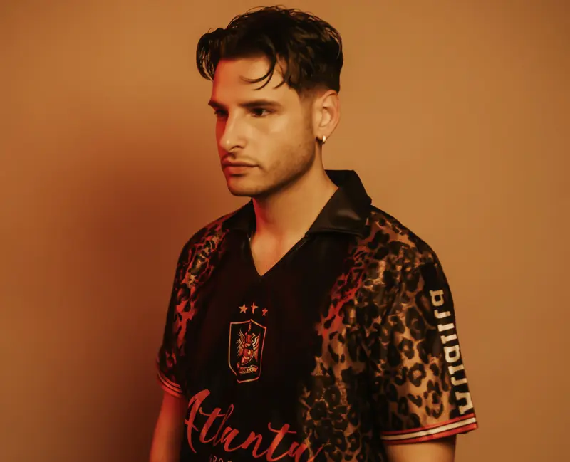 "Caliente" è il nuovo singolo del DJ/producer Loris Crisante: un viaggio tra ritmo latino e vibrazioni house