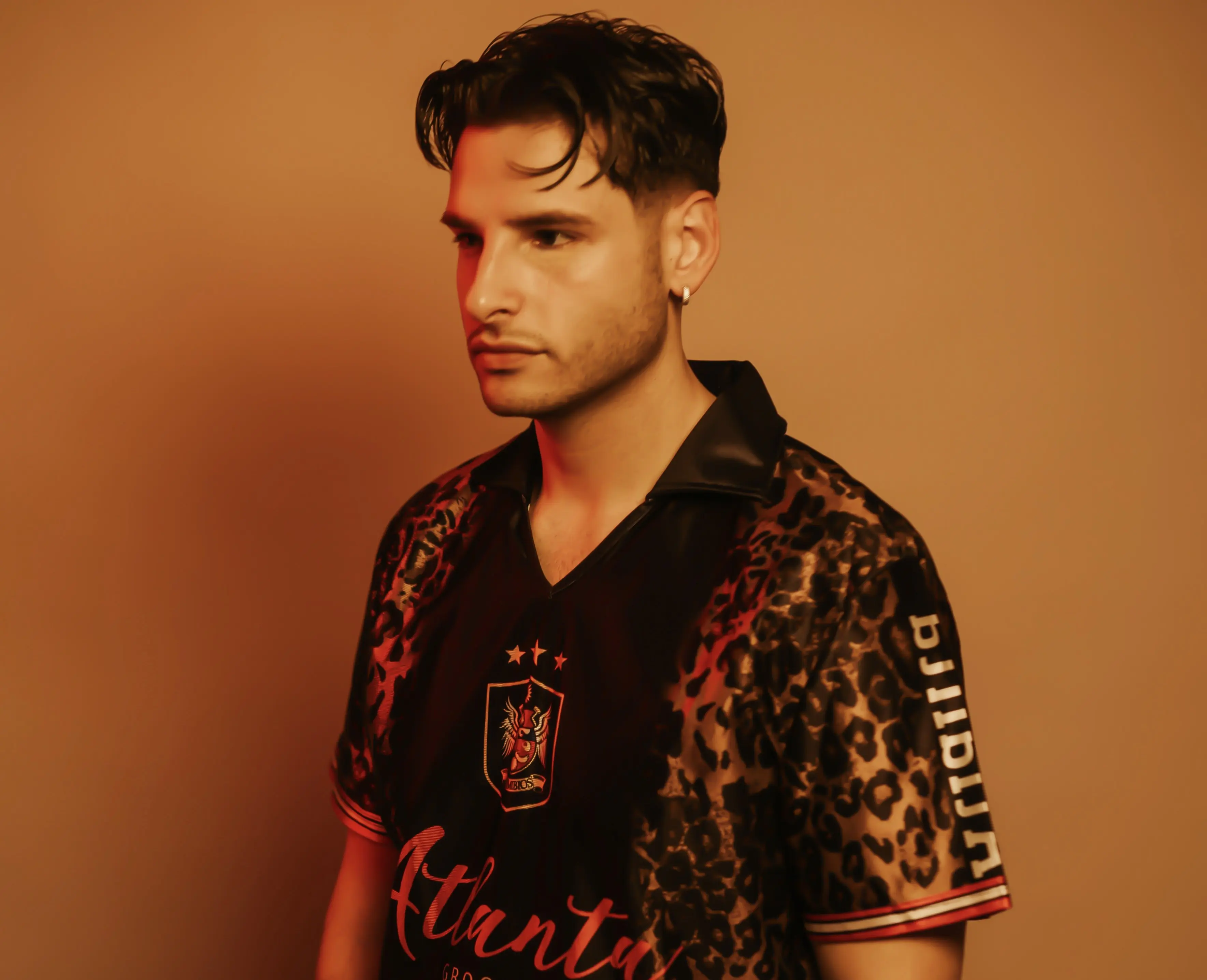 "Caliente" è il nuovo singolo del DJ/producer Loris Crisante: un viaggio tra ritmo latino e vibrazioni house