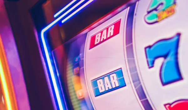 Calabria, boom del gioco d’azzardo nel 2025: oltre 6 miliardi spesi, cresce il rischio infiltrazioni mafiose