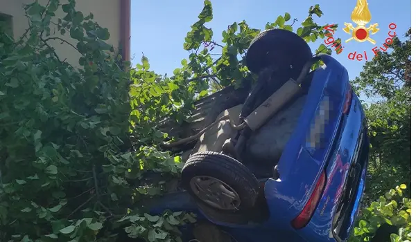 Tiriolo, auto si ribalta in una proprietà privata: due anziani soccorsi e trasportati in ospedale