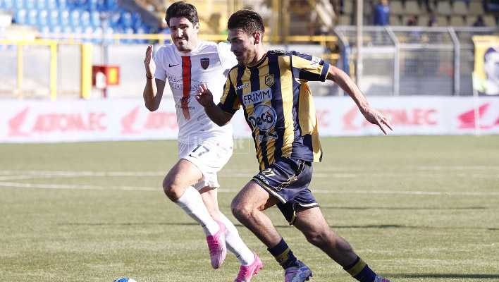 Juve Stabia schianta il Cosenza con un netto 3-0 I Lupi partono forte, poi crollano