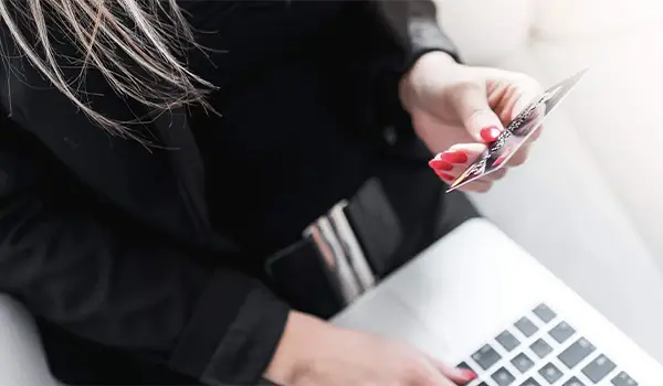 Addio alle recensioni false: una svolta anche per l'educazione digitale degli utenti?