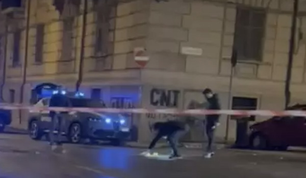 Spari nella movida di Palermo: 33enne ferita da colpi di fucile, caccia al giovane in fuga