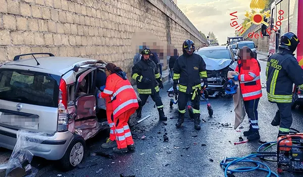 Incidente stradale su Viale De Filippis a Catanzaro: un ferito grave e tre contusi, intervento dei Vvf 