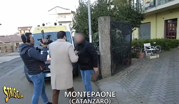 Aggressione a Striscia la Notizia a Catanzaro: damigiana di vetro contro il cameraman, minacce alla troupe
