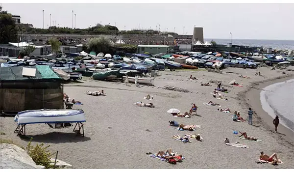 Genova, giovane stuprata in una tenda sulla spiaggia: due uomini ricercati