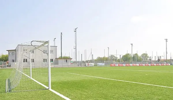 Gatteo a Mare, calciatore colpito da malore in campo: salvato da un poliziotto arbitro con 25 minuti di manovre