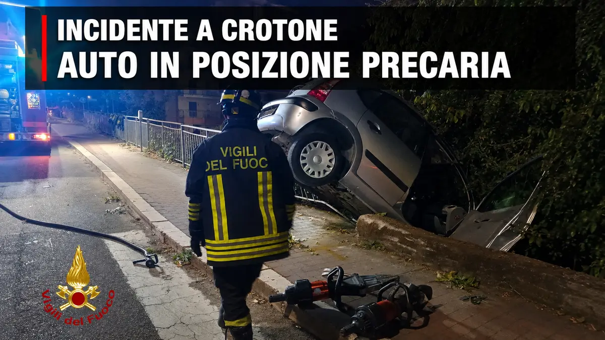 Incidente a Crotone, auto in posizione precaria in via Paolo Borsellino: a bordo una donna e un bambino