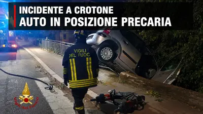 Incidente a Crotone, auto in posizione precaria in via Paolo Borsellino: a bordo una donna e un bambino