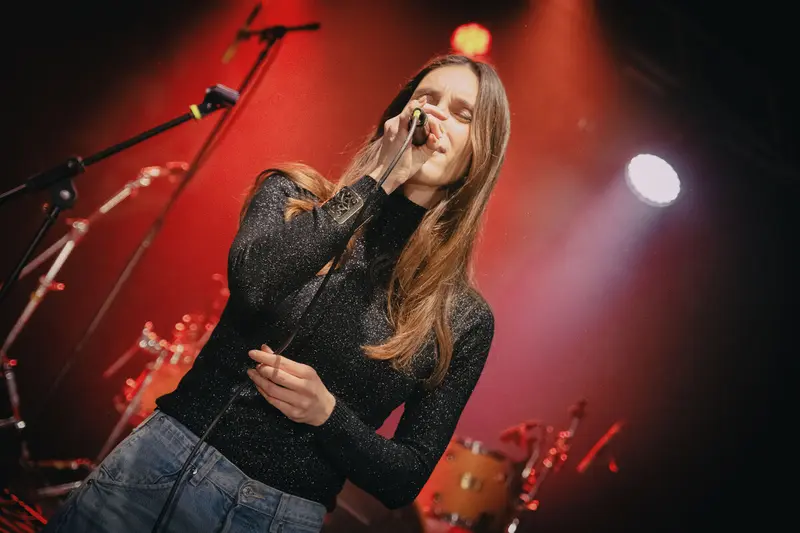 Dopo Napoli, Roma e Milano al fianco di Briga, Cecilia’s pubblica “Mille lingue”, il nuovo singolo sull’amore in un tempo che comunica troppo e comprende sempre meno