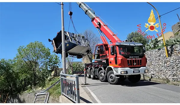 Incidente a Soveria Simeri: compattatore rifiuti si ribalta in un cortile, intervento dei Vvf