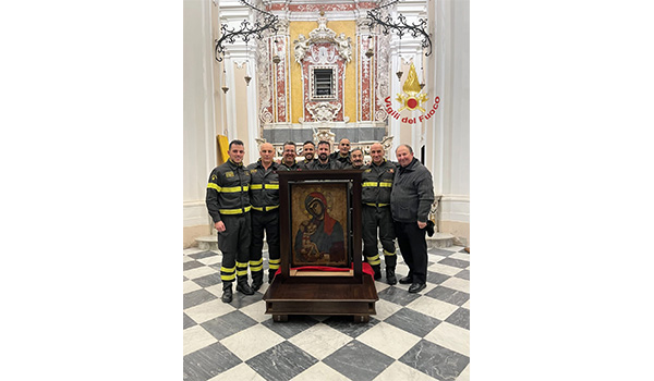 Vvf di Cosenza: intervento in Cattedrale per la movimentazione dell’icona della Madonna del Pilerio