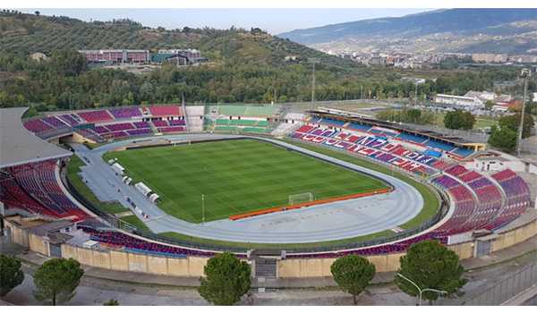 Cosenza-Bari, settore ospiti sold out: tifosi del Bari esauriscono i biglietti per il Marulla