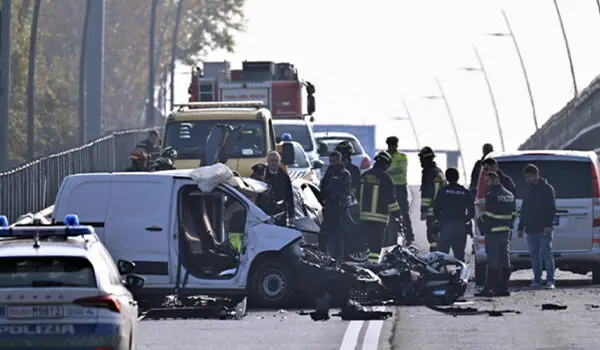 Frontale, tre morti sulla tangenziale sud: ipotesi di sorpasso azzardato