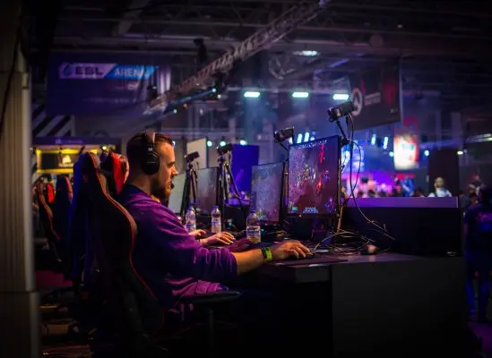 Impatto degli eSports sulla salute fisica e mentale: Benefici e Rischi