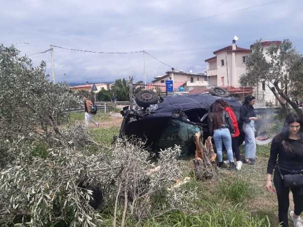 Incidente sulla SP17 a Catanzaro, quartiere Santo Ianni: auto si ribalta dopo un violento impatto contro due alberi