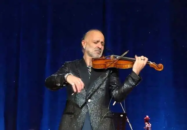 AMA Calabria, con “I cinque elementi” la magia di Alessandro Quarta incanta Catanzaro