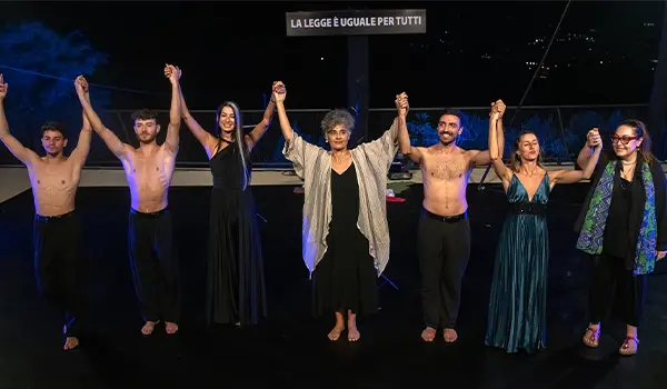 Dare un nome all'umanità, restituire voce alle donne: ad Armonie d'Arte un fine settimana di teatro civile tra memoria, diritti e libertà