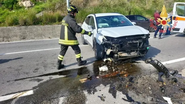 Incidente a Siano, auto contro muro: intervento dei Vigili del Fuoco di Catanzaro, feriti lievemente un uomo e tre bambini