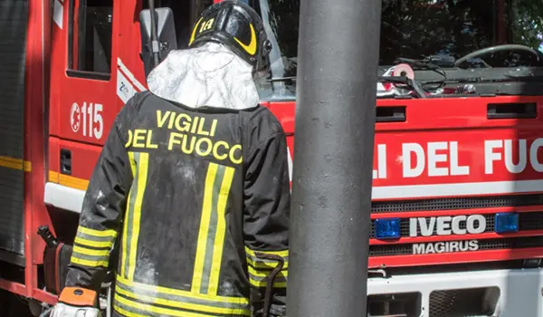 Cornicione crolla nel cuore della movida a Catanzaro: tragedia sfiorata per un soffio
