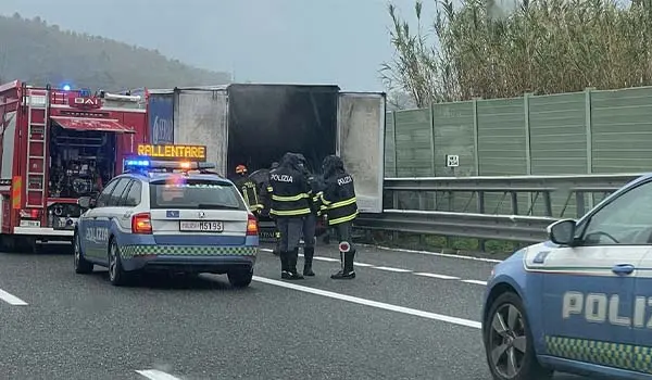 Camion in fiamme sull’A2 tra Falerna e Lamezia Terme: traffico paralizzato e lunghe code