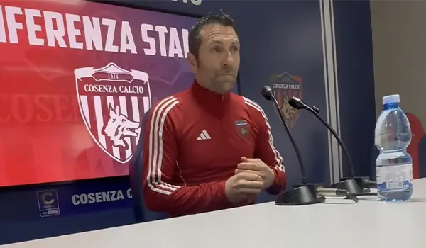 Cosenza-Siracusa 1-0: Buscè analizza la vittoria tra difficoltà, infortuni e problemi di allenamento