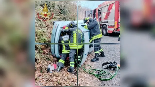 Carpanzano, auto si ribalta sulla SP64: 70enne soccorsa dai Vvf