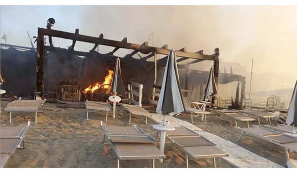 Lido distrutto da incendio in Calabria: indagini in corso sulle cause