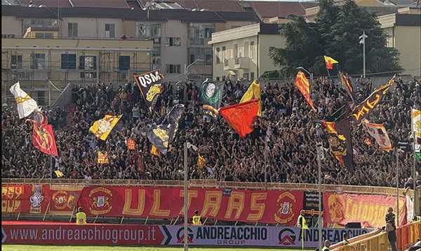 Derby Catanzaro-Cosenza: È Sold Out! Ma Senza Tifosi Ospiti, i Social si Infiammano. #ApriteLaCurvaEst