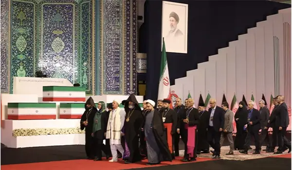 Iran, la salma di Ali Khamenei arriva alla Grande Moschea di Teheran: al via le cerimonie funebri
