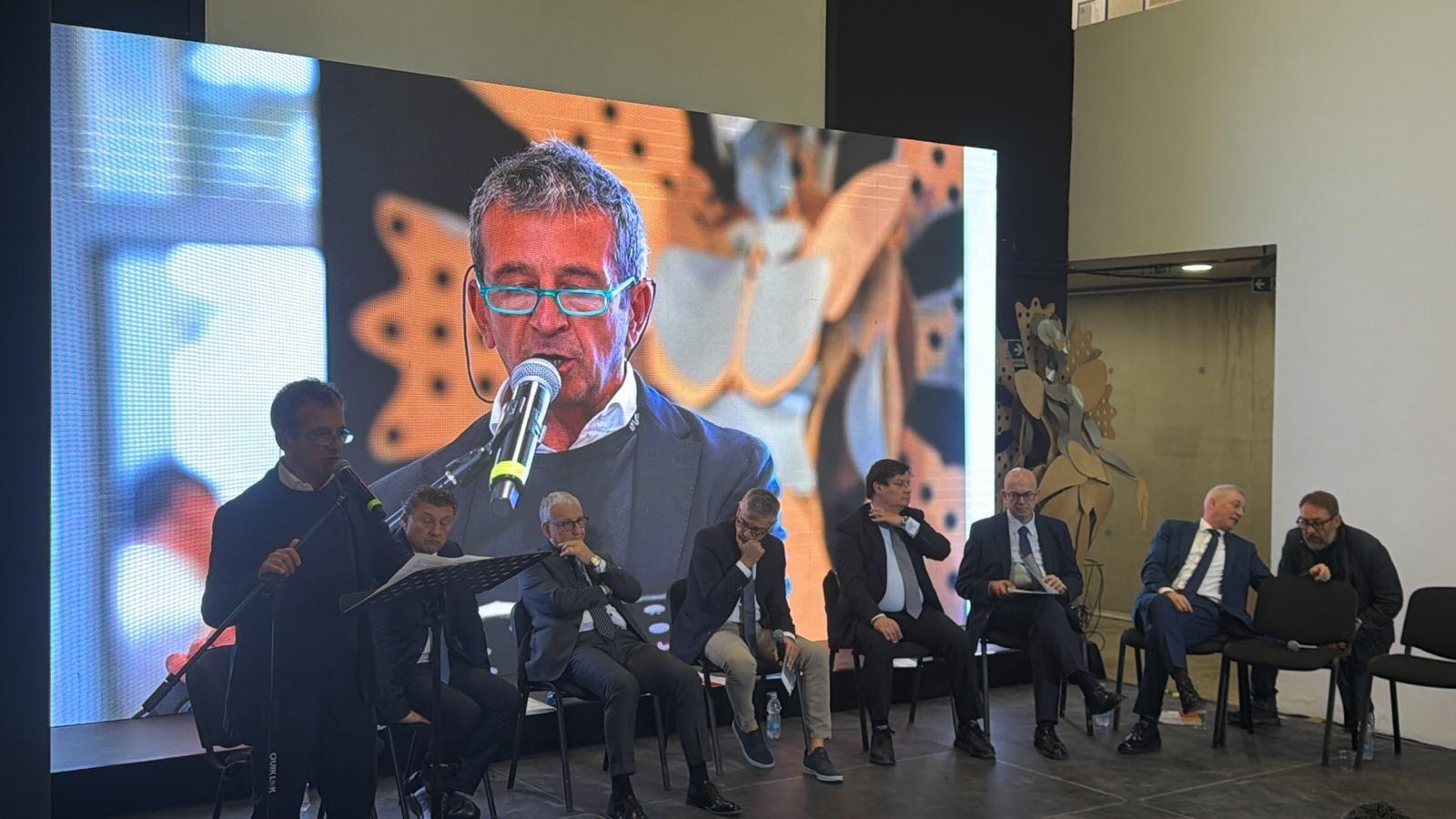 Il segretario generale della Fillea Cgil Sicilia a Crotone: «La vera sfida nei cantieri edili è sconfiggere le relazioni opache della mafia»