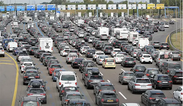 Esodo estivo 2025: weekend da bollino rosso, traffico in aumento e cantieri sospesi