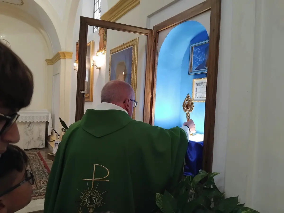 Inaugurata nicchia permanente a Decollatura, con la reliquia ex capillis di san Carlo Acutis