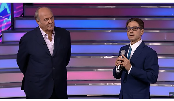 Pier Silvio Berlusconi a sorpresa nello studio de La Ruota della Fortuna con Gerry Scotti. Video