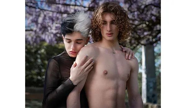 Sesso omosessuale, Lucifero come supereroe queer e un coro di bambini: Jack Scarlett firma il primo inno LGBTQ+ sull’erotismo tossico e sfida i tabù della società italiana