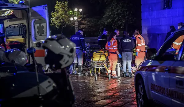 Milano, aggressione nella notte: uomo accoltellato al volto, ricoverato al Policlinico