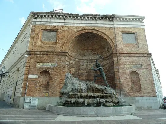 Catanzaro, indagine sullo stato del Cavatore: la base in pietra cambia colore