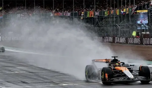 Formula 1, dominio McLaren a Silverstone. Norris vince davanti a Piastri. Ferrari solo quarta con Hamilton, Leclerc 14°