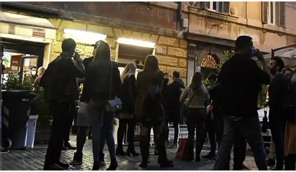 Aggressione all'uscita della discoteca a Roma: tre ragazzi gravemente feriti