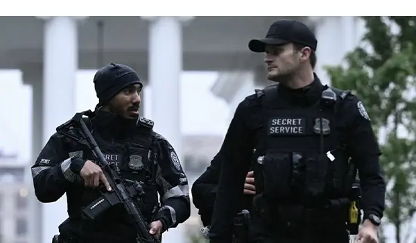 Spari vicino alla Casa Bianca, assalitore ucciso dal Secret Service: Trump in lockdown