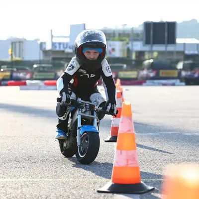 Tragedia, incidente con una minimoto: bambino di 4 anni muore dopo aver colpito un muretto