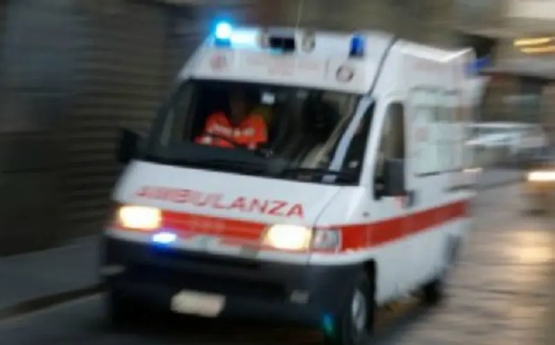 Bimba di 9 anni cade dal primo piano a Corigliano Rossano: è vigile e fuori pericolo