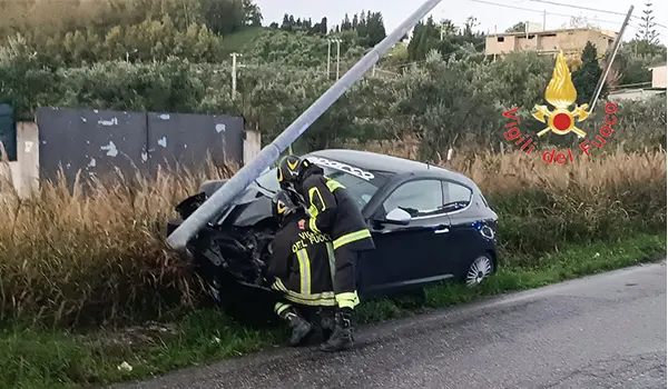 Catanzaro: Alfa Romeo Mito contro palo della luce, intervento dei vigili del fuoco su via Fiume Busento