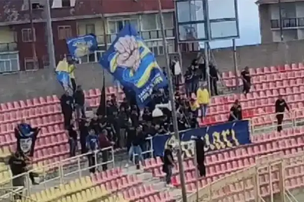 Catanzaro-Frosinone: tifosi ospiti in silenzio per un incidente in curva Est