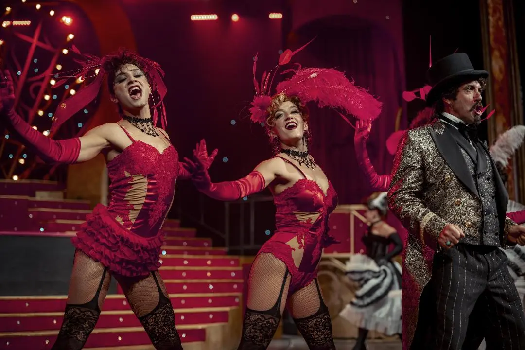 Energia, colore e libertà: Raffaele Rudilosso è Baby Doll in “Moulin Rouge! Il Musical”   