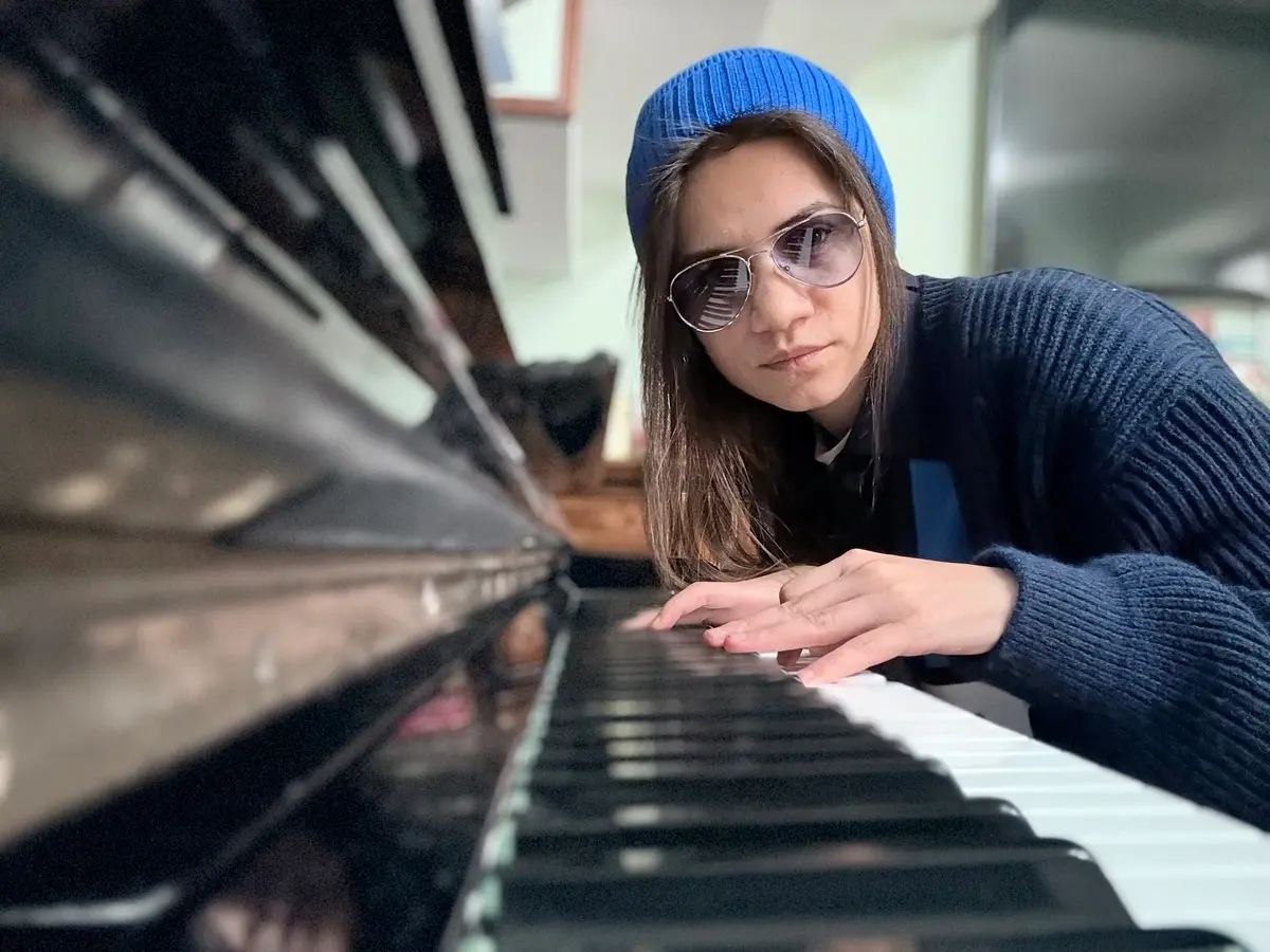 Il coraggio di sbagliare come antidoto al perfezionismo che sta logorando i giovani italiani: Vi Skin torna con "Non  è male (Studio Version)"