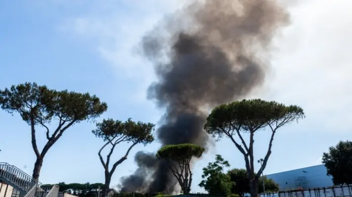 Esplosione e incendio alla Fabbrica Perfetti: magazzino distrutto, aria sotto controllo